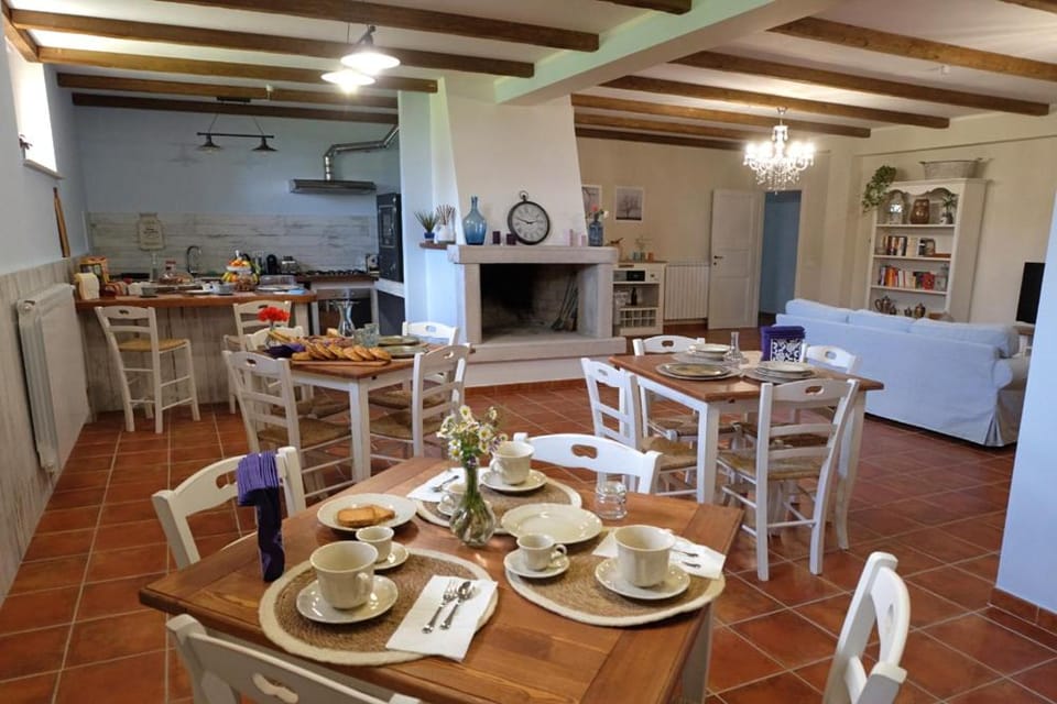 Restaurant/places to eat, Communal lounge/ TV room, Kitchen or kitchenette, Dining area, Breakfast, Buffet breakfast, furniture