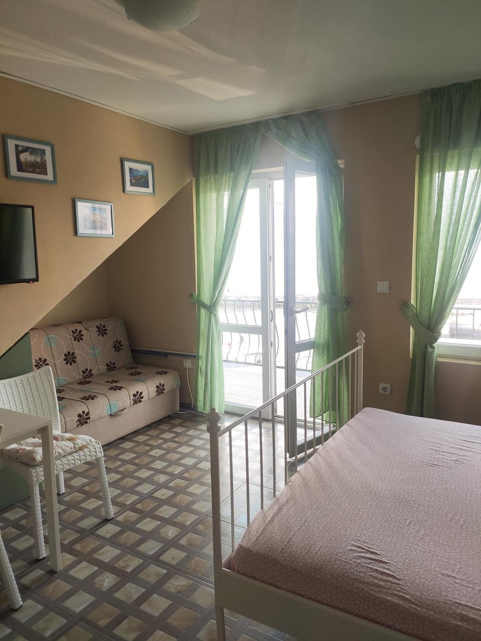 Photo of the whole room