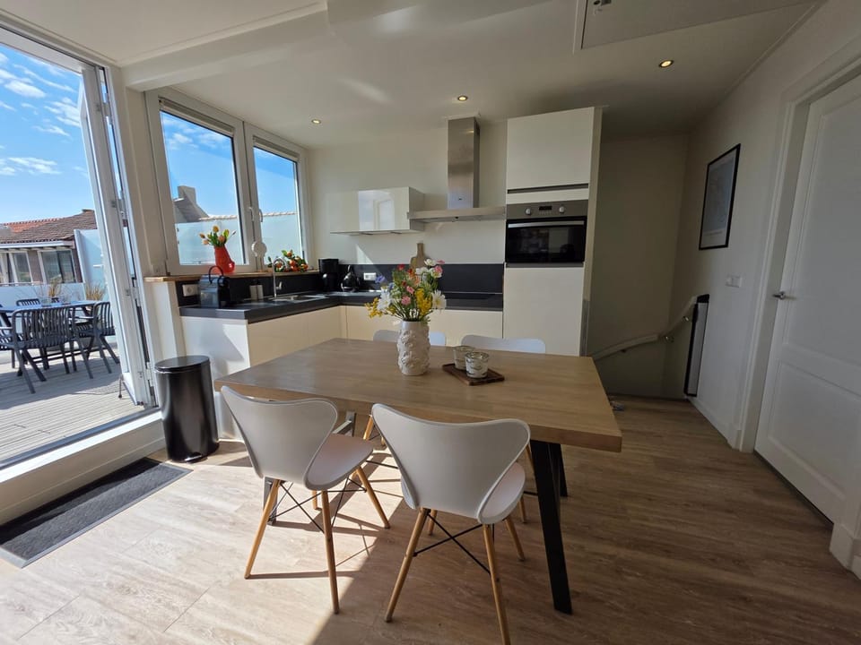 Dining area, kitchen