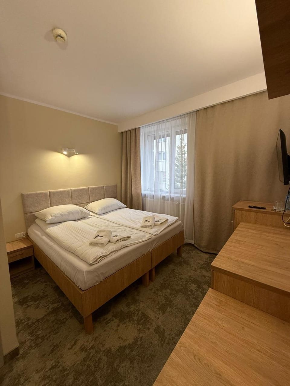 Bed, TV and multimedia, Photo of the whole room, Bedroom, towels