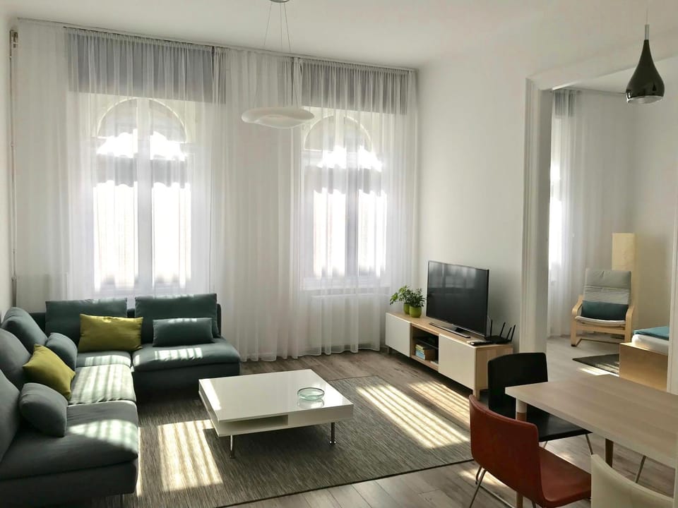 Spring, Day, Living room, Seating area, Autumn