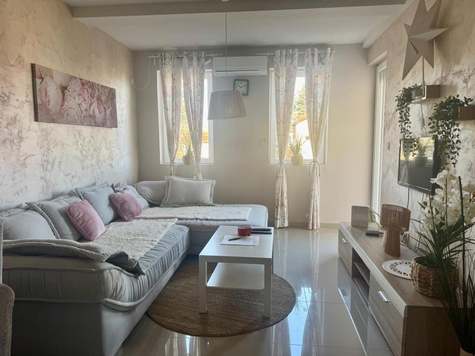 Living room, Photo of the whole room, Seating area