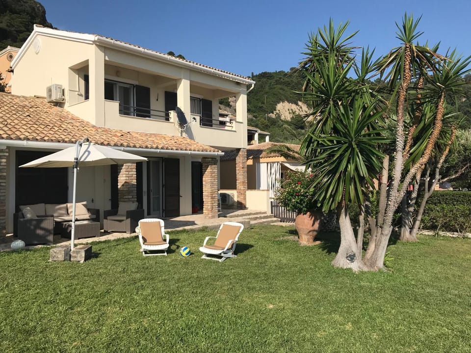 Property building, Patio, Spring, Garden, Garden view, sunbed