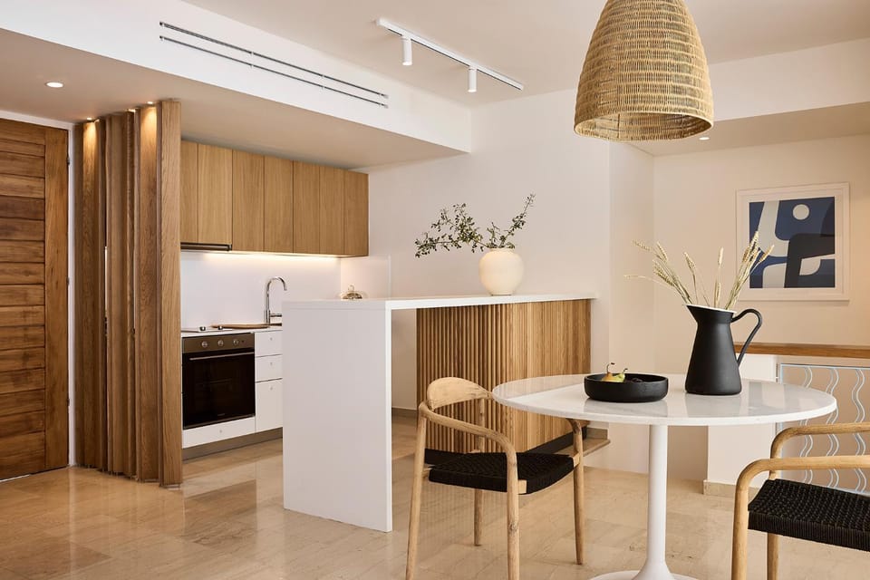 Kitchen or kitchenette, Dining area