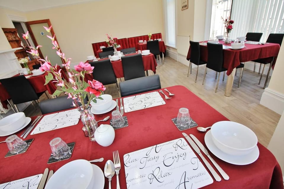 Restaurant/places to eat, Food and drinks, Dining area, Food
