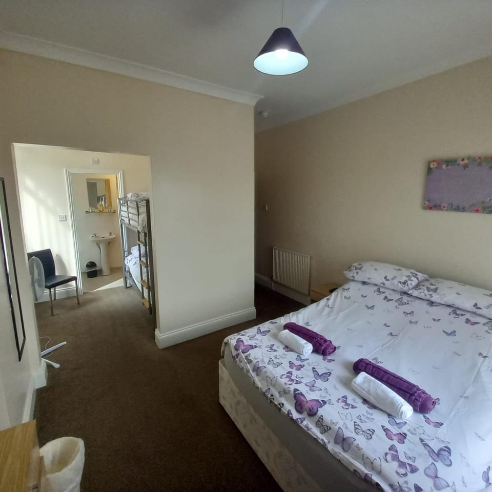 Bed, Bathroom, Photo of the whole room, Bedroom, towels