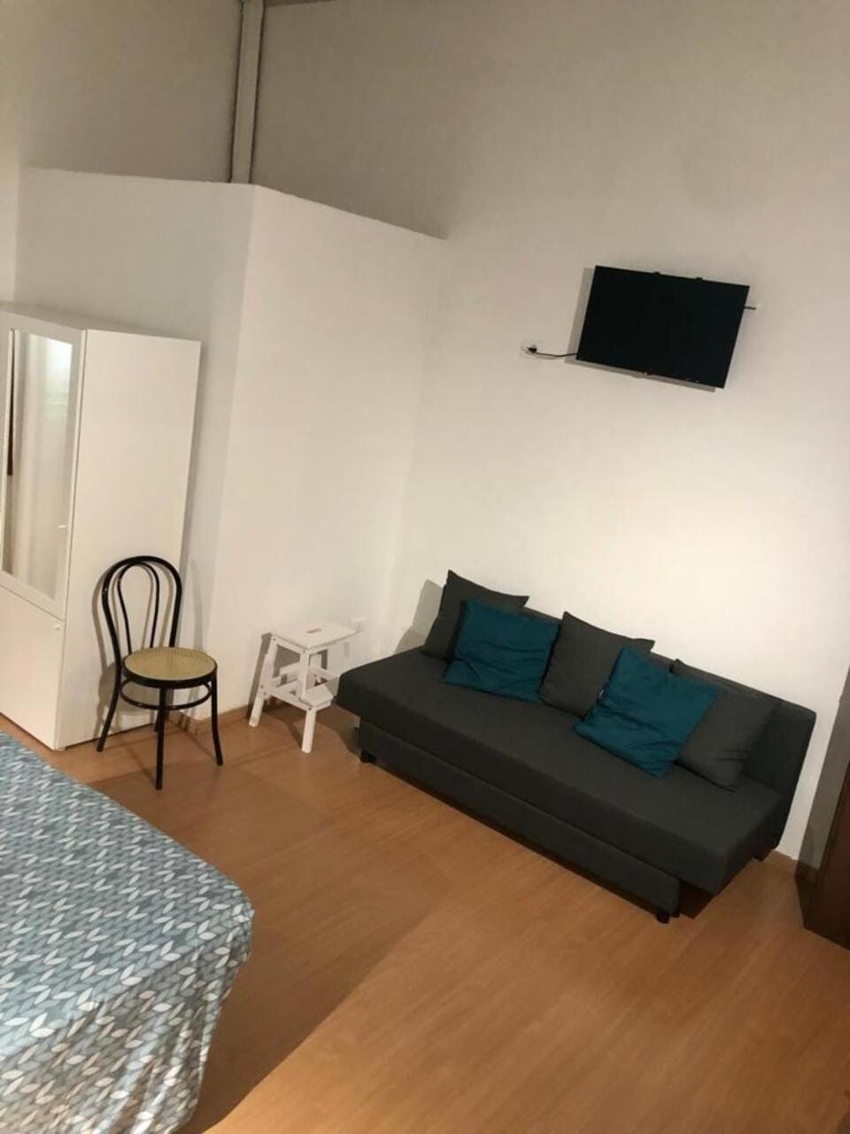 Bed, TV and multimedia, Living room, Photo of the whole room, Seating area, Evening entertainment