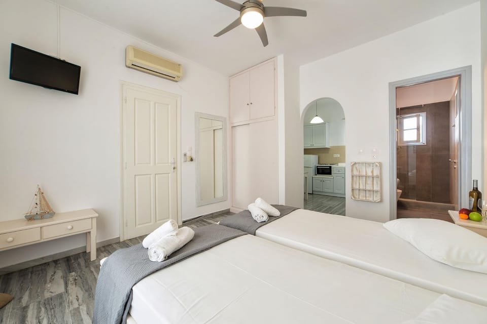 Bed, Photo of the whole room, Decorative detail, Bedroom