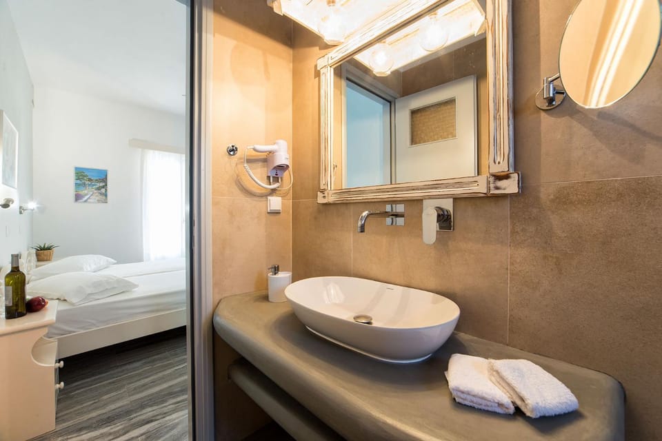 Bathroom, Photo of the whole room, Decorative detail, Bedroom