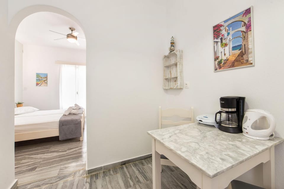 Coffee/tea facilities, Kitchen or kitchenette, Photo of the whole room