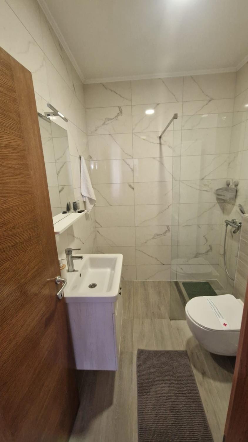 Shower, Toilet, Bathroom, towels