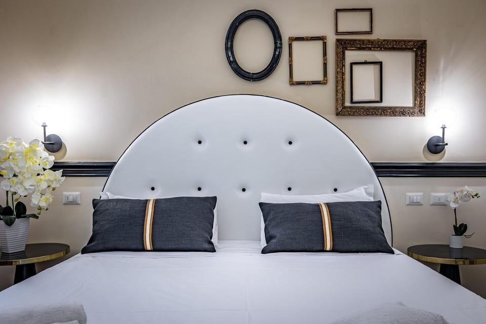 Bed, Photo of the whole room, Decorative detail, Bedroom