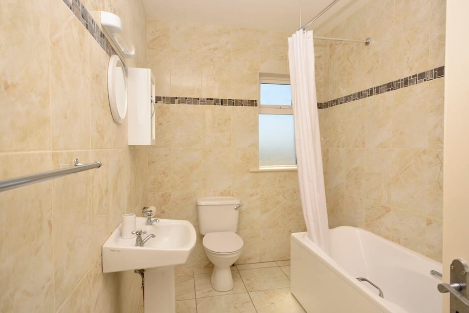 Shower, Toilet, Bathroom, Bath, towels