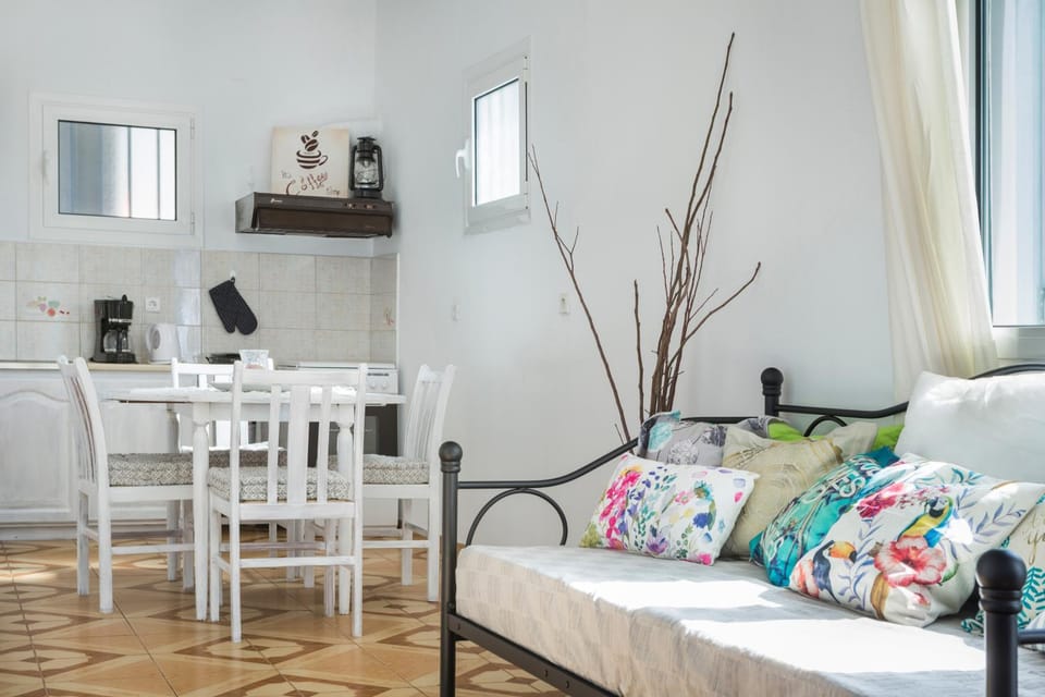 TV and multimedia, Kitchen or kitchenette, Living room, Seating area, Dining area