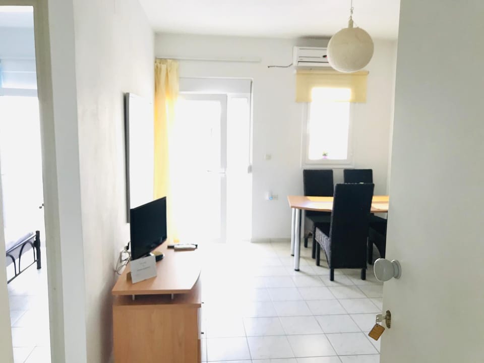TV and multimedia, Seating area, Dining area, hair dresser, air conditioner