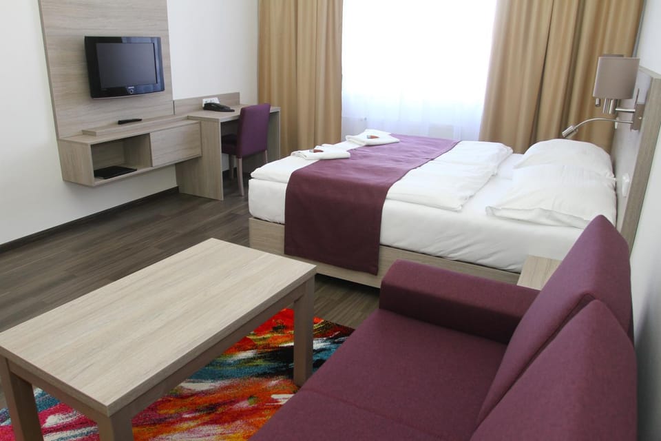 Bed, TV and multimedia, Living room, Seating area, Bedroom