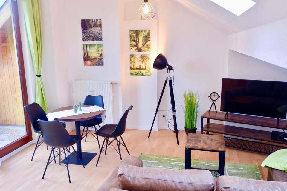 TV and multimedia, Living room, Seating area, Dining area