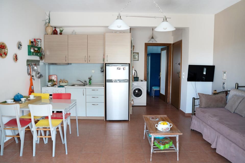 Communal lounge/ TV room, TV and multimedia, Kitchen or kitchenette, Living room, Dining area, oven, stove