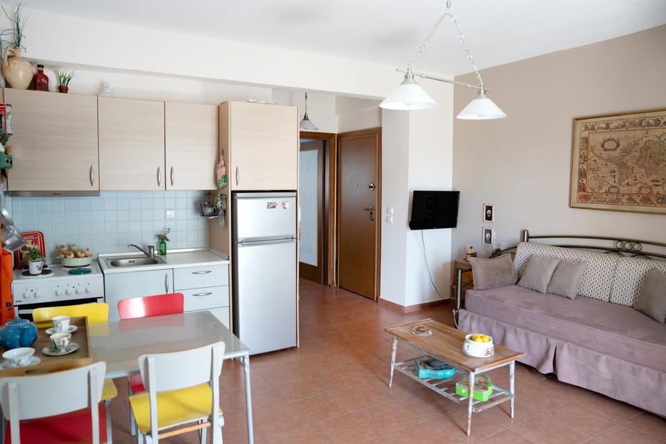 Kitchen or kitchenette, Dining area, oven