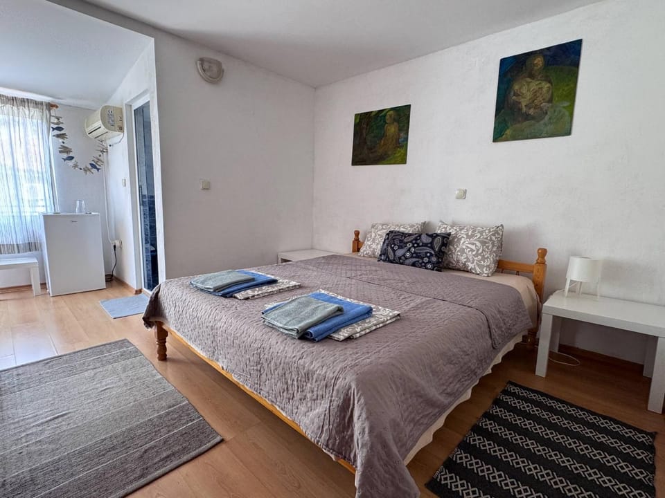 Photo of the whole room, Bedroom, towels