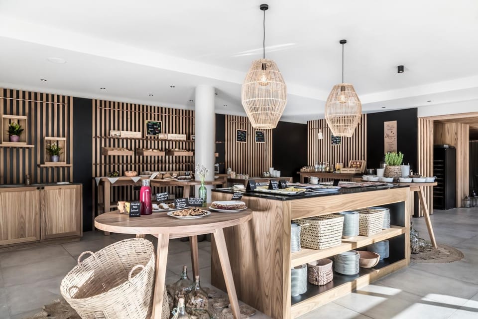 Restaurant/places to eat, Food