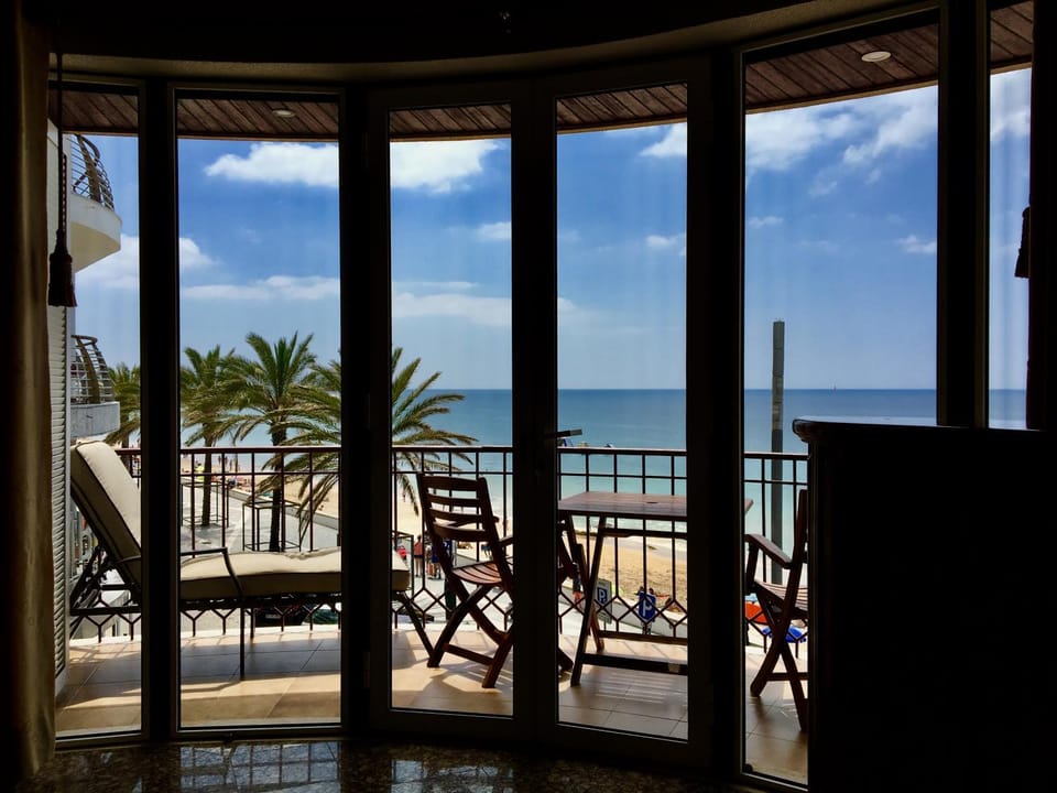 Communal lounge/ TV room, Balcony/Terrace, Beach, Sea view