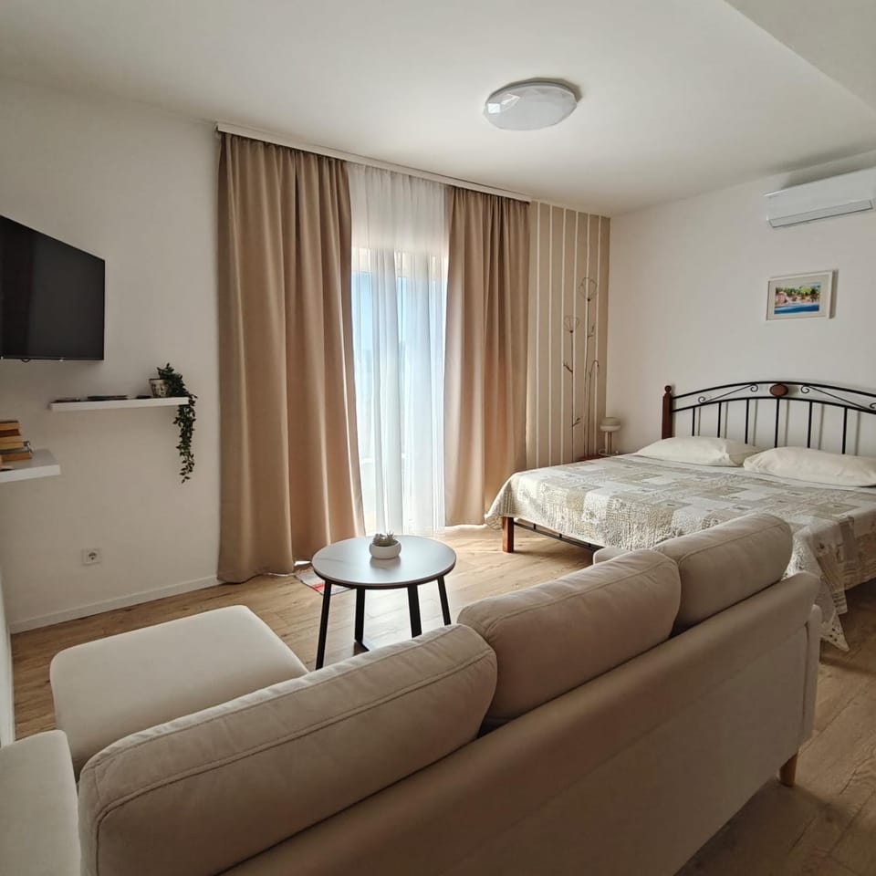 Bed, TV and multimedia, Living room, Photo of the whole room, Seating area
