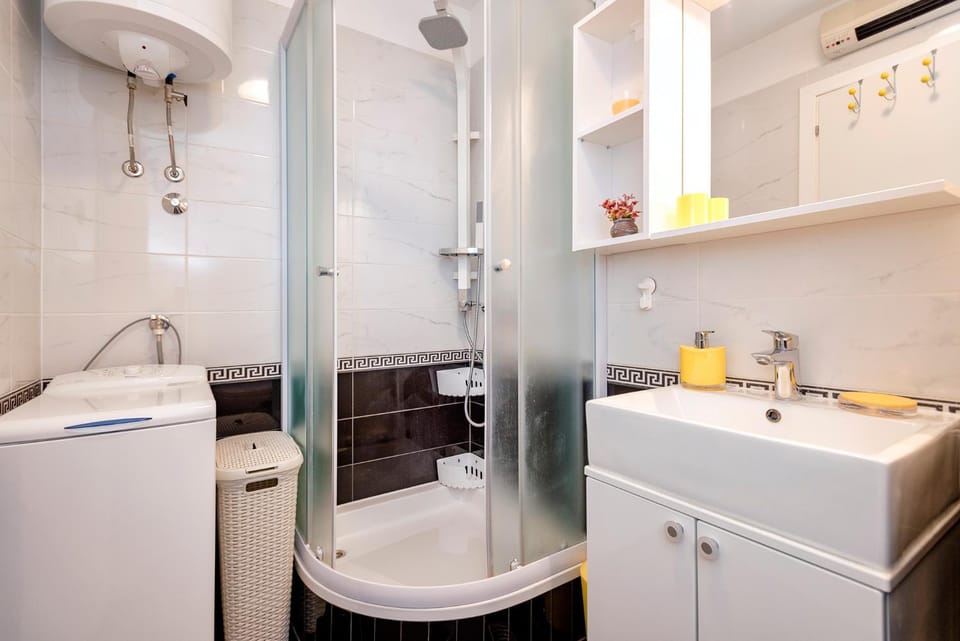 Shower, Toilet, Bathroom, washing machine