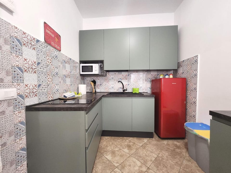 Kitchen or kitchenette, oven, stove