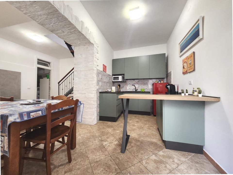 Coffee/tea facilities, Kitchen or kitchenette, stove