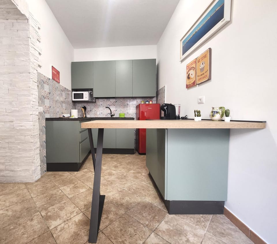 Coffee/tea facilities, Kitchen or kitchenette, oven, stove