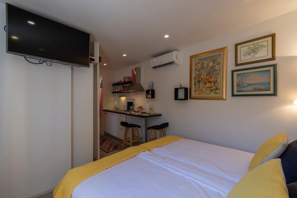 TV and multimedia, Photo of the whole room, Bedroom