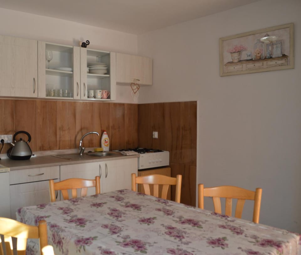 Kitchen or kitchenette, Dining area, Communal kitchen