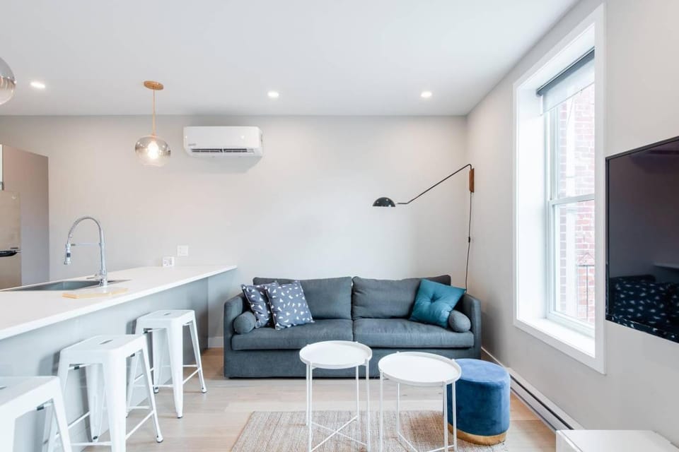 Little Italy - Montreal Contemporary Apartment Apartment in Laval