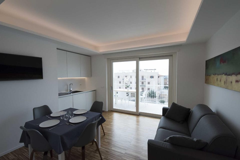 Kitchen or kitchenette, Living room, Seating area, Dining area