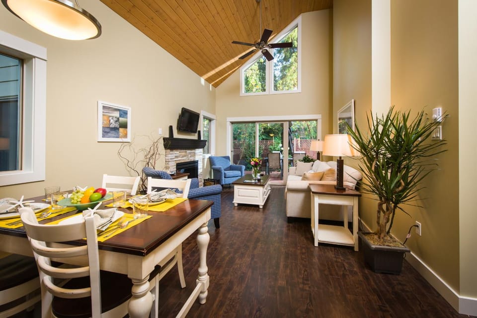 Living room, Dining area