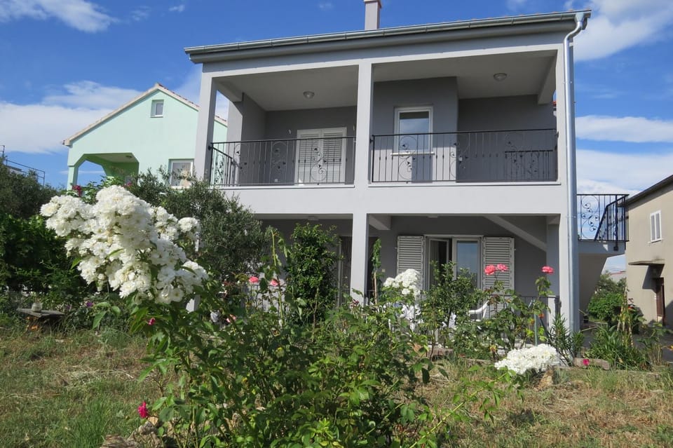 Facade/entrance, Garden, Balcony/Terrace