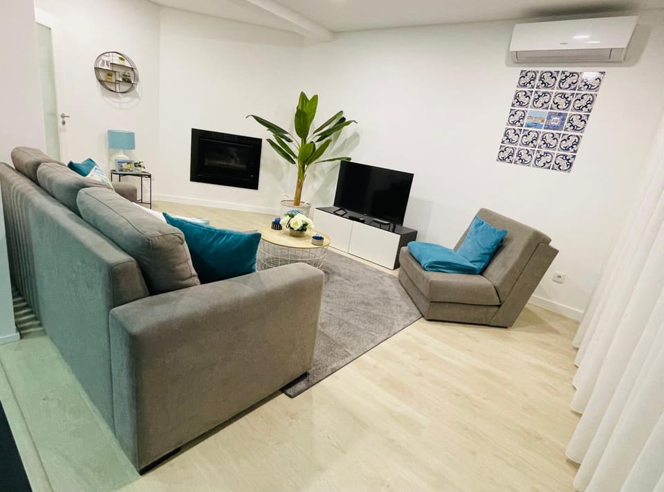 Communal lounge/ TV room, TV and multimedia, flat iron, locker, air conditioner