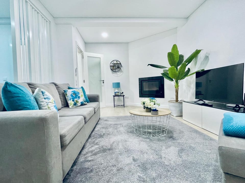 TV and multimedia, Living room, Seating area, locker, air conditioner
