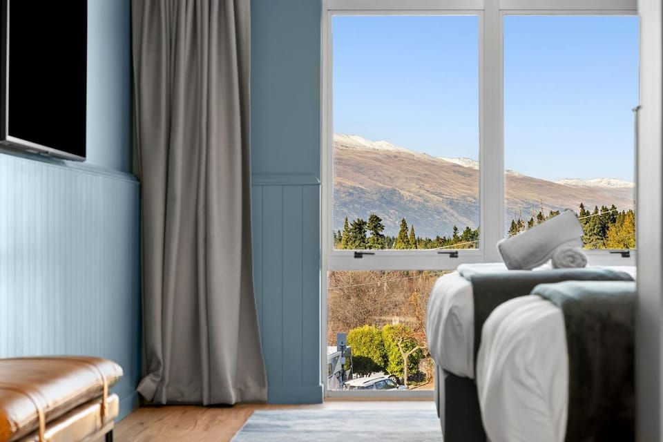 Bedroom, Mountain view