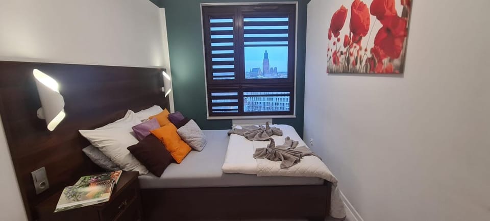 Bedroom, City view