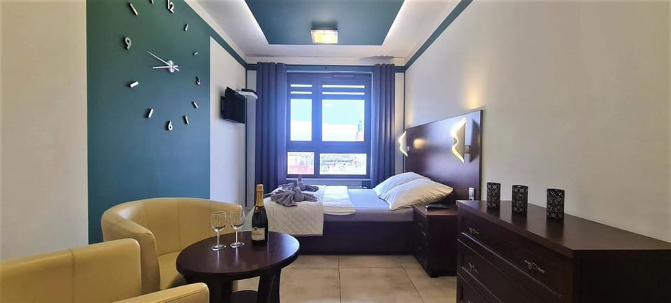 TV and multimedia, View (from property/room), Seating area, Bedroom, City view