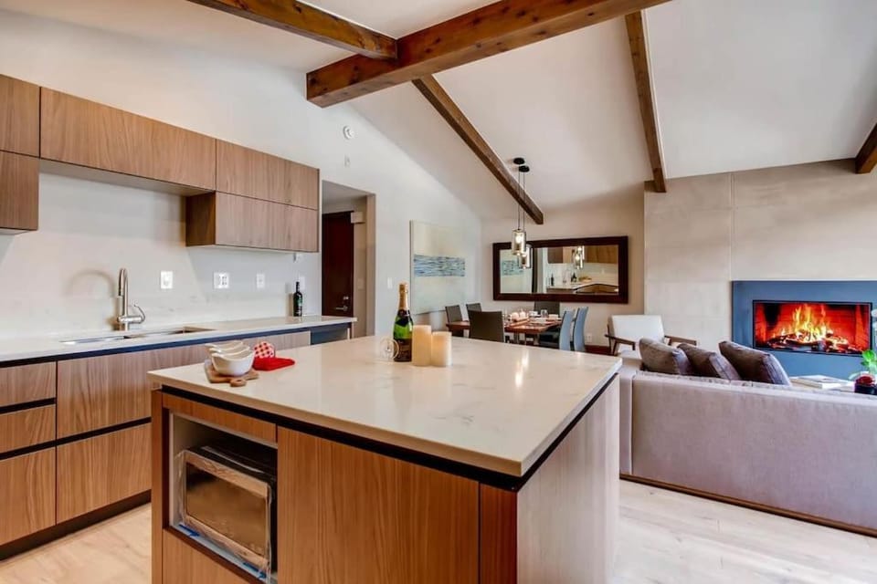 Modern Vail Village Mountain View Residence House in Vail