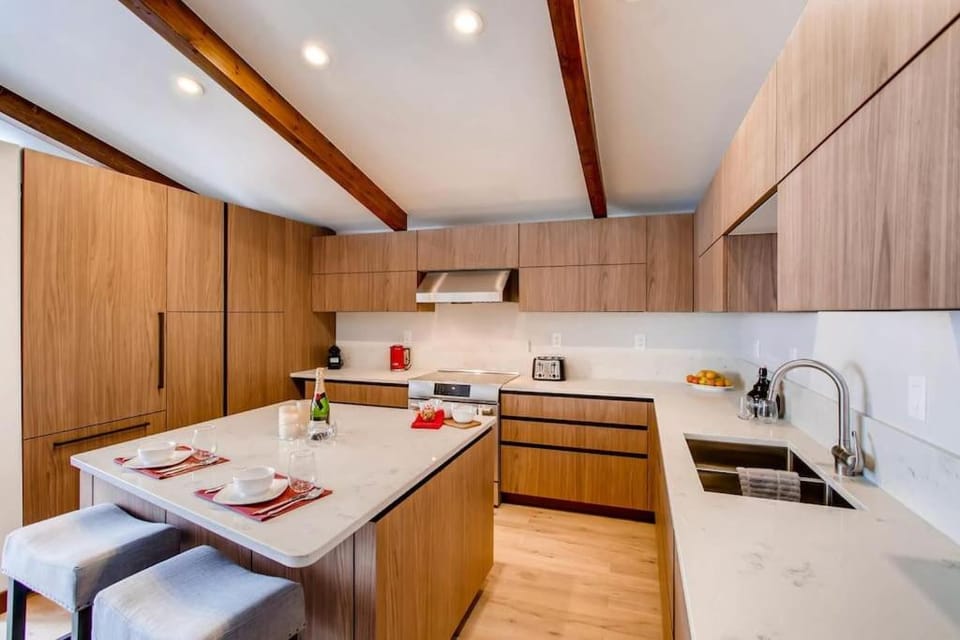 Modern Vail Village Mountain View Residence House in Vail