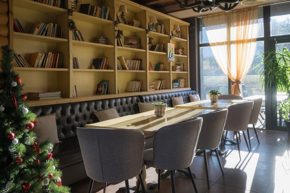 Restaurant/places to eat, Library, Library, Living room, Banquet/Function facilities, Seating area