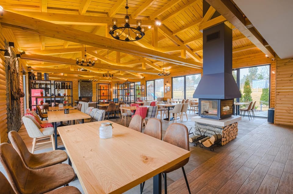 Restaurant/places to eat, Living room, Banquet/Function facilities, Seating area, Dining area