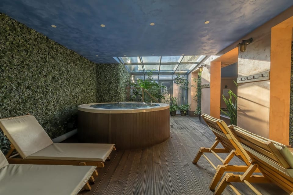 Hot Tub, Spa and wellness centre/facilities, Seating area, On site, Pool view, Swimming pool