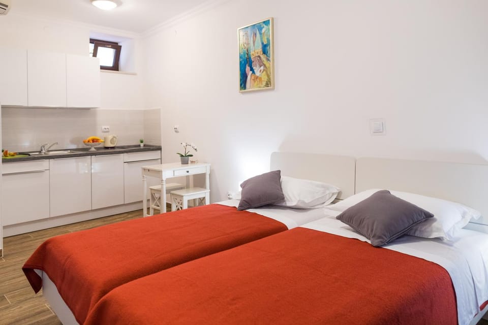 Bed, Kitchen or kitchenette