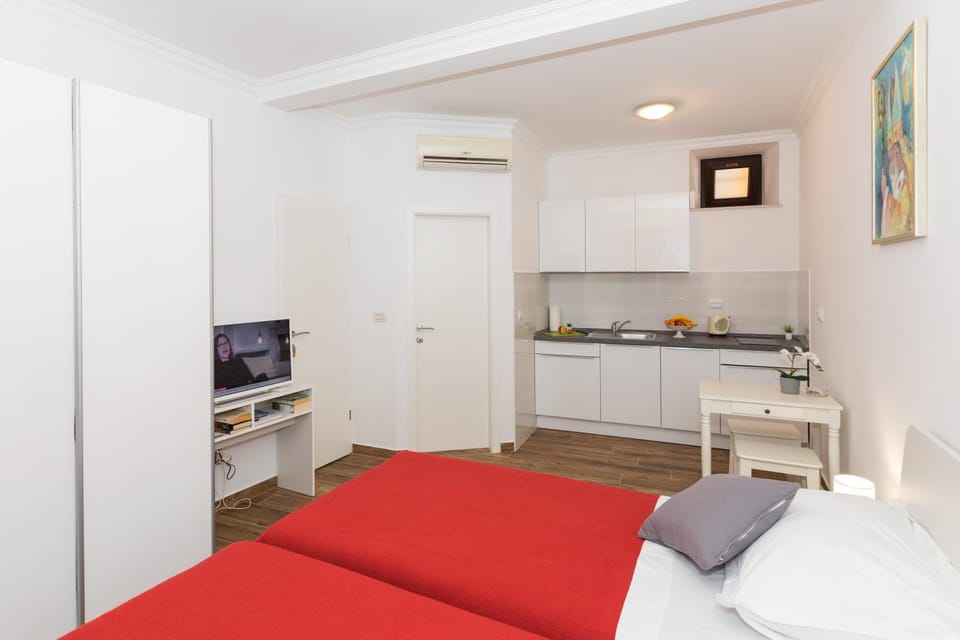 Bed, TV and multimedia, Kitchen or kitchenette, Photo of the whole room