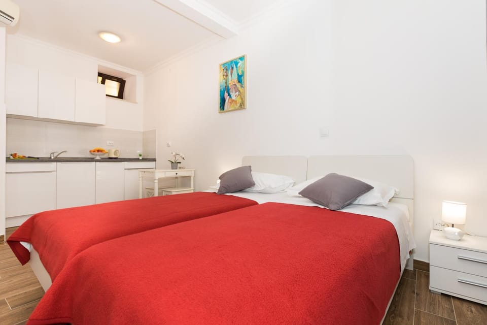 Bed, Kitchen or kitchenette, Photo of the whole room